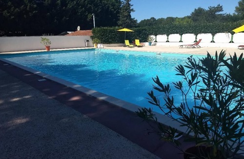 Les Mathes Alquiler De RV | Chalet "Mobil-Home Climatisé, Calme, Arboré" con piscina, terraza privada y aire acondicionado