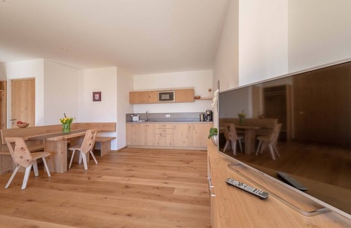 Marlengo Chalet De Esquí | Chalet 'Moosbichlerhof Rosalia' con vistas a la montaña, piscina compartida y Wi-Fi