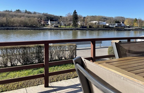 Dave Chalet De Esquí | Chalet Mosan on the banks of the Meuse