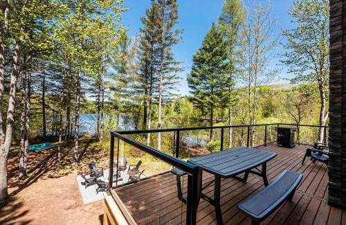 Saint-Alphonse-Rodriguez Chalet De Esquí | Chalet Natür Lakefront - Hot Tub - Fireplace - Ski - Waterfront - Private big land - Pedal Boat