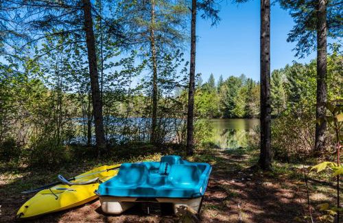 Saint-Alphonse-Rodriguez Chalet De Esquí | Chalet Natür Lakefront - Hot Tub - Fireplace - Ski - Waterfront - Private big land - Pedal Boat