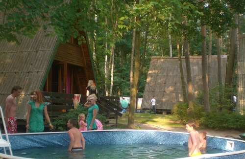 Sierakow Chalet De Esquí | Chalet en un parque de vacaciones en una zona boscosa junto al lago y cerca de una playa.