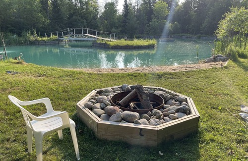 Fife Lake Chalet De Esquí | Chalet on Manistee River with amazing backyard pond. 5 minutes from Fife Lake.
