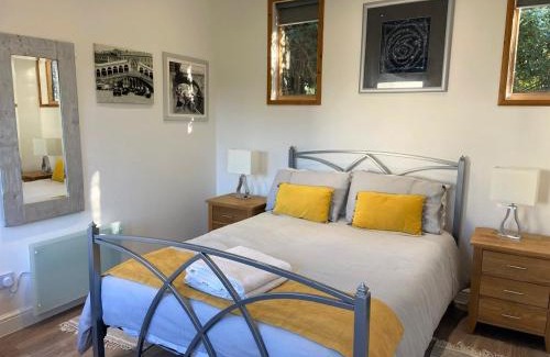 South Galson Chalet De Esquí | Chalet on the Green - Self Contained with parking.