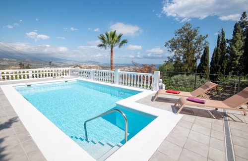 Salobreña Chalet De Esquí | Chalet reformado con vistas al mar y montañas