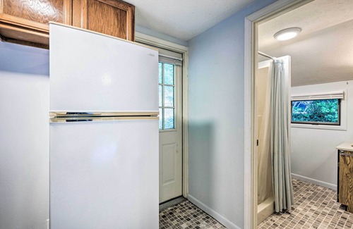 Roan Mountain Cabina | Chalet Retreat: Cozy Cabin w/ On-Site Creek!