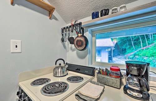 Roan Mountain Cabina | Chalet Retreat: Cozy Cabin w/ On-Site Creek!