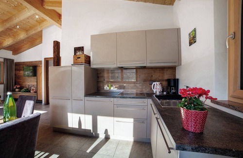 Rifiano Casa | Chalet 'Rose' con vistas a la montaña, piscina compartida y Wi-Fi