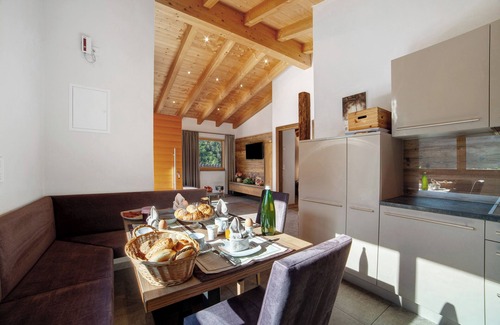 Rifiano Casa | Chalet 'Rose' con vistas a la montaña, piscina compartida y Wi-Fi