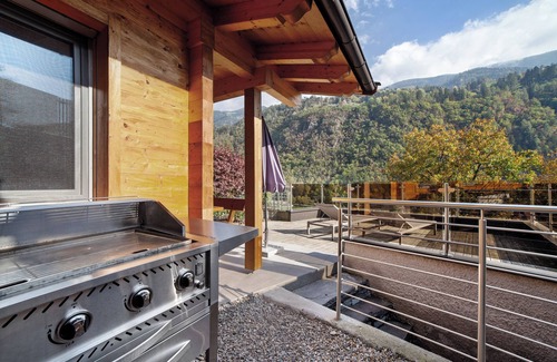 Rifiano Casa | Chalet 'Rose' con vistas a la montaña, piscina compartida y Wi-Fi