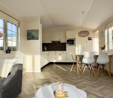 Groot Valkenisse Chalet De Esquí | Chalet Sirun Strandcamping Valkenisse, Biggekerke