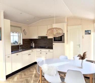 Groot Valkenisse Chalet De Esquí | Chalet Sirun Strandcamping Valkenisse, Biggekerke