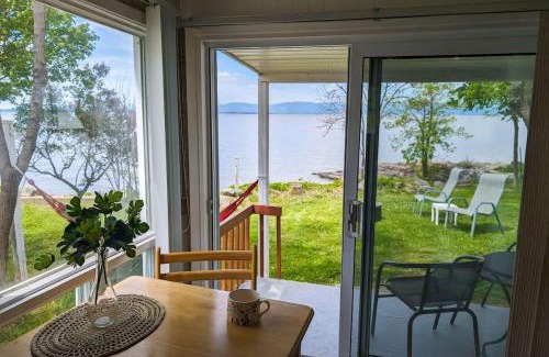 Cap-Saint-Ignace Chalet De Esquí | Chalet Studio #3 Waterfront with Spa Fireplace & Wifi