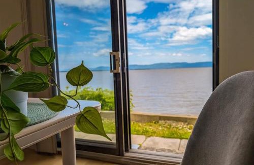 Cap-Saint-Ignace Chalet De Esquí | Chalet Studio #5 Waterfront with Spa Fireplace & Wifi