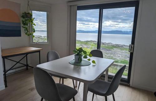 Cap-Saint-Ignace Chalet De Esquí | Chalet Studio #5 Waterfront with Spa Fireplace & Wifi