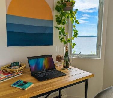 Cap-Saint-Ignace Chalet De Esquí | Chalet Studio #5 Waterfront with Spa Fireplace & Wifi