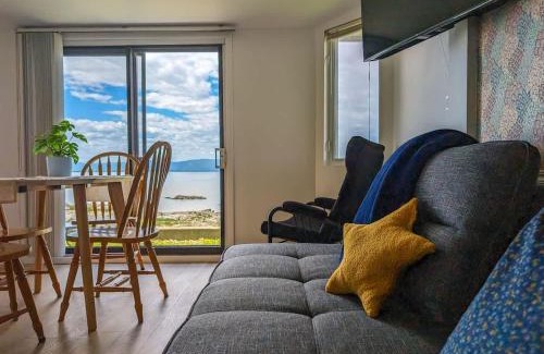 Cap-Saint-Ignace Chalet De Esquí | Chalet Studio #6 Waterfront with Spa Fireplace & Wifi
