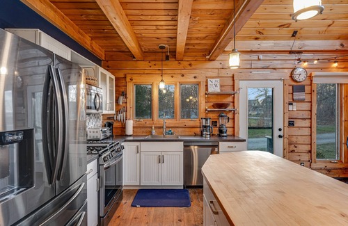 Isle La Motte Casa | Chalet-style cabin on Lake Champlain with private beach & bikes - dog-friendly