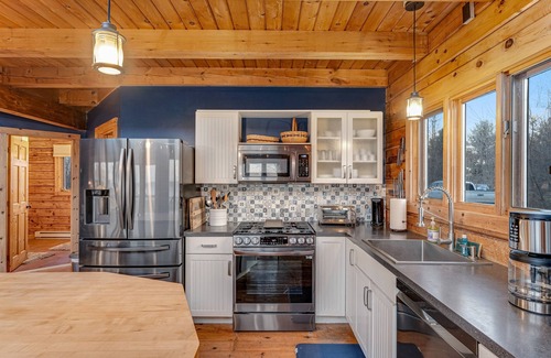 Isle La Motte Casa | Chalet-style cabin on Lake Champlain with private beach & bikes - dog-friendly