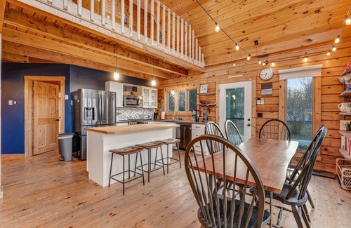 Isle La Motte Casa | Chalet-style cabin on Lake Champlain with private beach & bikes - dog-friendly