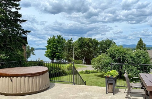 Desjardins Casa | Chalet-style house on the edge of the water