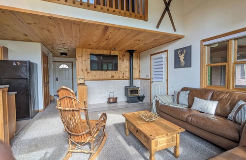 Woodstock Condominio | Chalet-styled condo in the heart of the White Mountains; pool / hottub / golfing