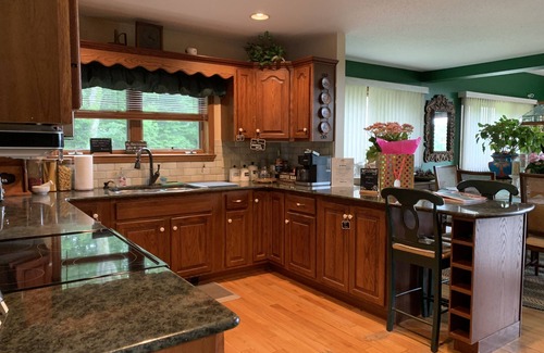 Wells Casa | Chalet w/ Lake & MT views, Hot Tub, Pet friendly, <10mins to Lake & Golf