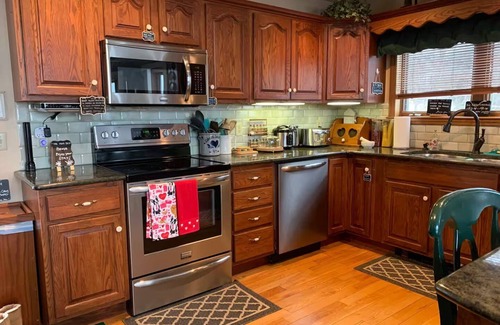 Wells Casa | Chalet w/ Lake & MT views, Hot Tub, Pet friendly, <10mins to Lake & Golf