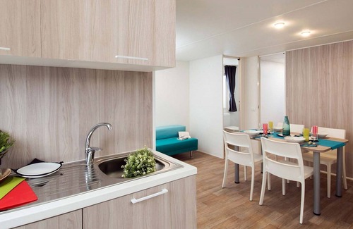 Baia Domizia Chalet De Esquí | Chalet con terraza y piscina