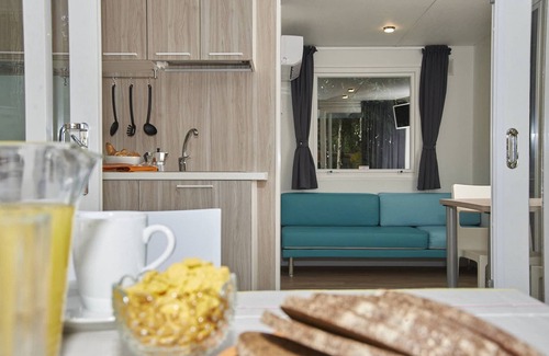 Baia Domizia Chalet De Esquí | Chalet con terraza y piscina