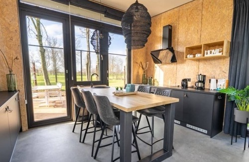 Kerkdriel Chalet De Esquí | Chalet with 2 bedrooms and a terrace