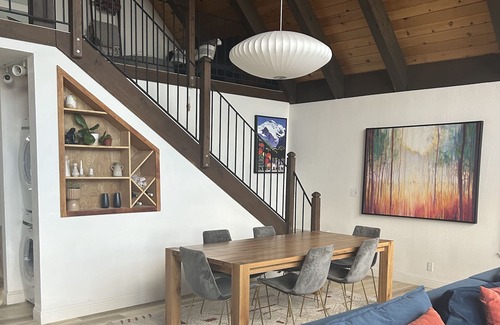 South Lake Tahoe Cabina | Chalet with amazing views! Close to golf, skiing, lake and hiking/biking trials.