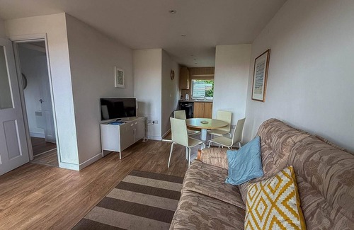 Bacton Chalet De Esquí | Chalet with free WiFi at Rainbows End near a lovely Norfolk beach ref 31002R