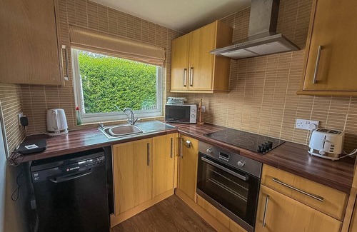 Bacton Chalet De Esquí | Chalet with free WiFi at Rainbows End near a lovely Norfolk beach ref 31002R