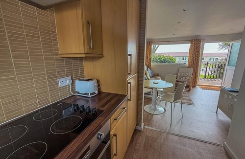 Bacton Chalet De Esquí | Chalet with free WiFi at Rainbows End near a lovely Norfolk beach ref 31002R