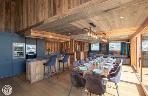 Les Gets Chalet De Esquí | Chalet con jacuzzi cerca del centro y vista de 180 ° del pueblo y las pistas.