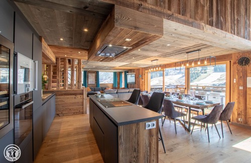 Les Gets Chalet De Esquí | Chalet con jacuzzi cerca del centro y vista de 180 ° del pueblo y las pistas.