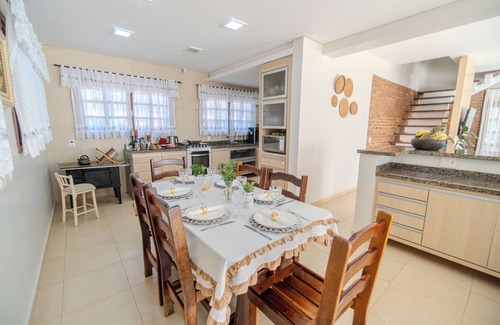 Foz do Iguacu Chalet De Esquí | Chalet with lots of green space, close to tourist attractions, 20 people! For Families!