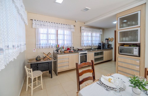 Foz do Iguacu Chalet De Esquí | Chalet with lots of green space, close to tourist attractions, 20 people! For Families!