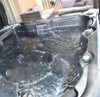 Pont-du-Chateau Casa | Chalet zen avec son jacuzzi et jardin