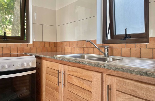 Mahe Island Apartamento | Chalets Bougainville Upper floor Apartment with Ocean View
