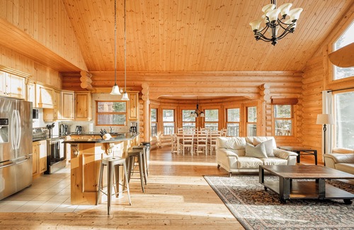 Mille-Isles Chalet De Esquí | ChaletsOasis Luxury Log Home Deer6 con jacuzzi privado cerrado durante toda la temporada