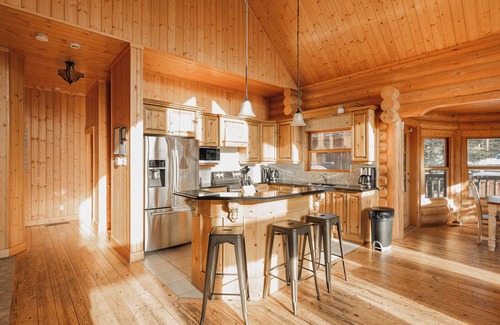 Mille-Isles Chalet De Esquí | ChaletsOasis Luxury Log Home Deer6 con jacuzzi privado cerrado durante toda la temporada