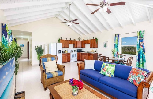 Ocean Point Apartamento | Chalk Sound: Lagoon Views, Great Eats and Beach Nearby
