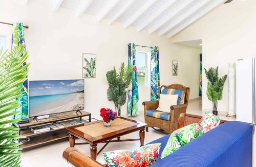 Ocean Point Apartamento | Chalk Sound: Lagoon Views, Great Eats and Beach Nearby