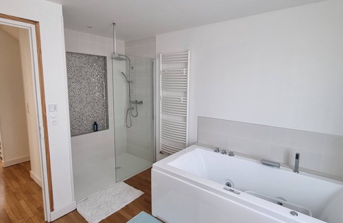 Chalons-en-Champagne Casa | Châlons : Cocooning stay with Balneo, Garden and Garage