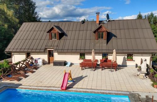 Vrchlabi Chalet De Esquí | Chalupa Barborka - Národní park Krkonoše, sauna, bazén, dětské hřiště, gril, 6 pokojů, kuchyň, společenská místnost s krbem