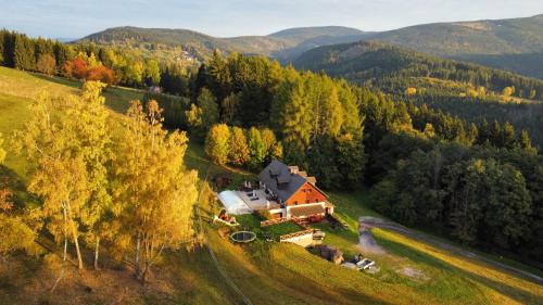 Vrchlabi Chalet De Esquí | Chalupa Barborka - Národní park Krkonoše, sauna, bazén, dětské hřiště, gril, 6 pokojů, kuchyň, společenská místnost s krbem