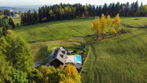 Vrchlabi Chalet De Esquí | Chalupa Barborka - Národní park Krkonoše, sauna, bazén, dětské hřiště, gril, 6 pokojů, kuchyň, společenská místnost s krbem