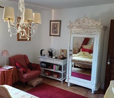 Saint-Saturnin-les-Avignon Cama Y Desayuno | Chambre d hôte Lavande "Au fond du jardin"